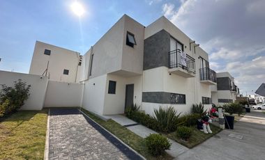 Casa en venta ubicada dentro del fraccionamiento Villas del Campo, en el municipio de Calimaya, Estado de México, una de las zonas con mayor plusvalía