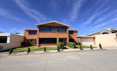 Residencia en venta de 6 recámaras, una en plant baja