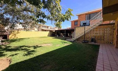 Residencia en venta de 6 recámaras, una en plant baja