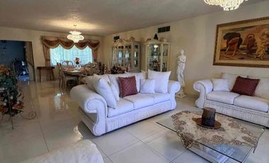 Residencia en venta de 6 recámaras, una en plant baja