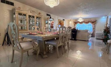 Residencia en venta de 6 recámaras, una en plant baja