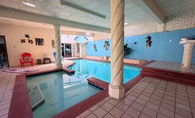 Residencia en venta de 6 recámaras, una en plant baja