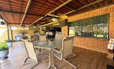 Residencia en venta de 6 recámaras, una en plant baja