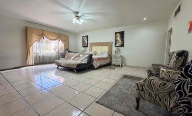 Residencia en venta de 6 recámaras, una en plant baja