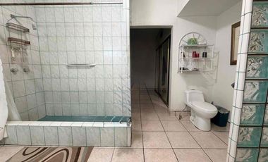 Residencia en venta de 6 recámaras, una en plant baja