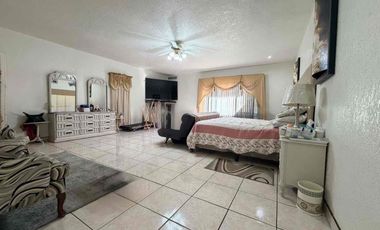 Residencia en venta de 6 recámaras, una en plant baja