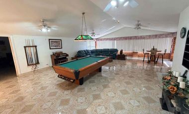 Residencia en venta de 6 recámaras, una en plant baja