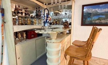 Residencia en venta de 6 recámaras, una en plant baja