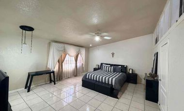Residencia en venta de 6 recámaras, una en plant baja