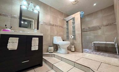 Residencia en venta de 6 recámaras, una en plant baja