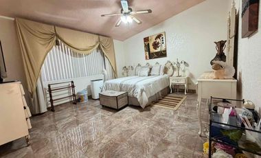 Residencia en venta de 6 recámaras, una en plant baja
