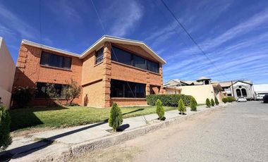 Residencia en venta de 6 recámaras, una en plant baja