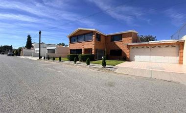 Residencia en venta de 6 recámaras, una en plant baja