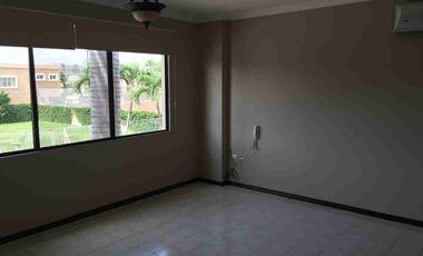 Alquiler /vendo  casa grande, de 4 Dormitorios más estudio, con patio grande km 2/5 vía Samborondón atrás de la UESS