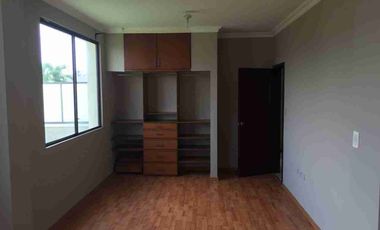 Alquiler /vendo  casa grande, de 4 Dormitorios más estudio, con patio grande km 2/5 vía Samborondón atrás de la UESS