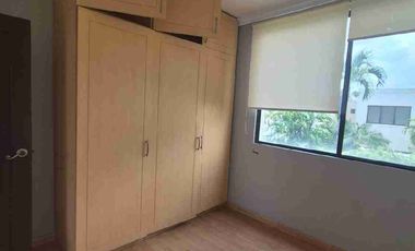 Alquiler /vendo  casa grande, de 4 Dormitorios más estudio, con patio grande km 2/5 vía Samborondón atrás de la UESS