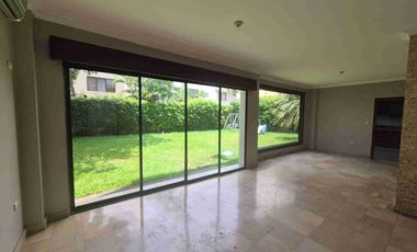 Alquiler /vendo  casa grande, de 4 Dormitorios más estudio, con patio grande km 2/5 vía Samborondón atrás de la UESS