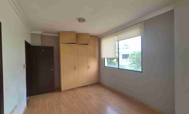Alquiler /vendo  casa grande, de 4 Dormitorios más estudio, con patio grande km 2/5 vía Samborondón atrás de la UESS