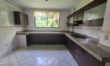 Alquiler /vendo  casa grande, de 4 Dormitorios más estudio, con patio grande km 2/5 vía Samborondón atrás de la UESS