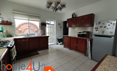 Casa con muebles de lujo, en residencial privado con acceso controlado y vigilancia.