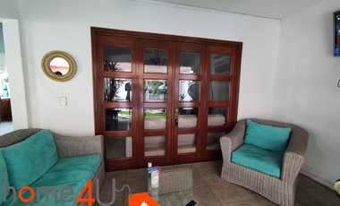 Casa con muebles de lujo, en residencial privado con acceso controlado y vigilancia.