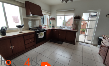 Casa con muebles de lujo, en residencial privado con acceso controlado y vigilancia.