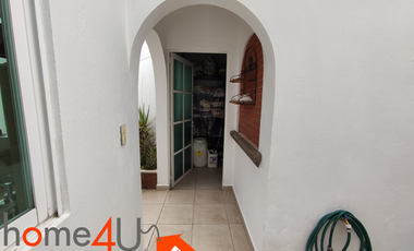 Casa con muebles de lujo, en residencial privado con acceso controlado y vigilancia.