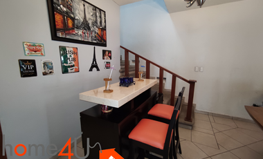 Casa con muebles de lujo, en residencial privado con acceso controlado y vigilancia.