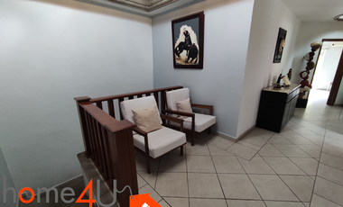 Casa con muebles de lujo, en residencial privado con acceso controlado y vigilancia.