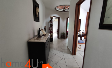 Casa con muebles de lujo, en residencial privado con acceso controlado y vigilancia.