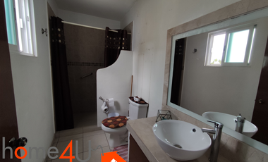 Casa con muebles de lujo, en residencial privado con acceso controlado y vigilancia.