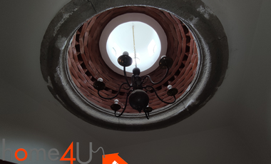 Casa con muebles de lujo, en residencial privado con acceso controlado y vigilancia.