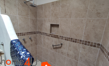 Casa con muebles de lujo, en residencial privado con acceso controlado y vigilancia.