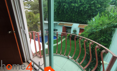 Casa con muebles de lujo, en residencial privado con acceso controlado y vigilancia.