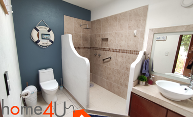 Casa con muebles de lujo, en residencial privado con acceso controlado y vigilancia.