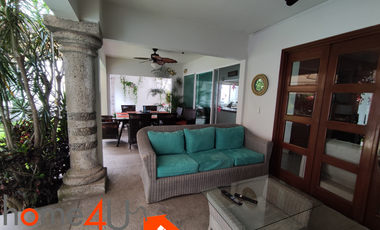 Casa con muebles de lujo, en residencial privado con acceso controlado y vigilancia.