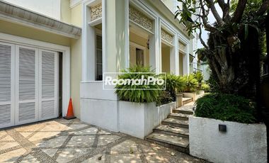 Rumah Mewah Secondary Desain Classic Colonial di Cipete Jakarta Selatan