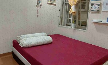 rumah disewakan di semanan 1 lt carport 2 depan taman furnish siap huni