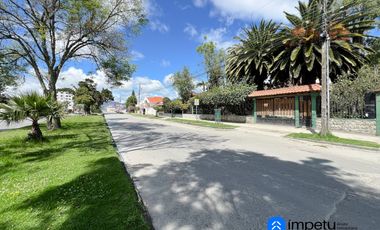 En arriendo casa en la Argelia junto a la avenida principal muy cerca a la universidad nacional de Loja