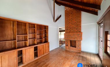 En arriendo casa en la Argelia junto a la avenida principal muy cerca a la universidad nacional de Loja