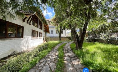 En arriendo casa en la Argelia junto a la avenida principal muy cerca a la universidad nacional de Loja