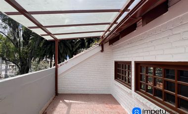 En arriendo casa en la Argelia junto a la avenida principal muy cerca a la universidad nacional de Loja