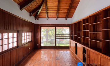 En arriendo casa en la Argelia junto a la avenida principal muy cerca a la universidad nacional de Loja