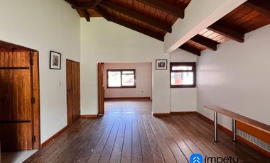 En arriendo casa en la Argelia junto a la avenida principal muy cerca a la universidad nacional de Loja