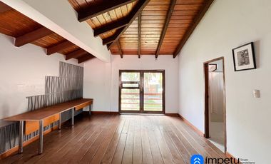 En arriendo casa en la Argelia junto a la avenida principal muy cerca a la universidad nacional de Loja