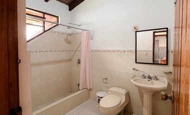 En arriendo casa en la Argelia junto a la avenida principal muy cerca a la universidad nacional de Loja