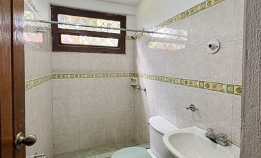 En arriendo casa en la Argelia junto a la avenida principal muy cerca a la universidad nacional de Loja