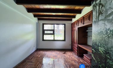 En arriendo casa en la Argelia junto a la avenida principal muy cerca a la universidad nacional de Loja