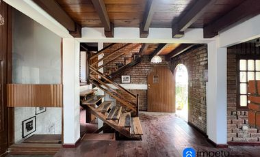 En arriendo casa en la Argelia junto a la avenida principal muy cerca a la universidad nacional de Loja