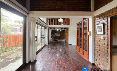 En arriendo casa en la Argelia junto a la avenida principal muy cerca a la universidad nacional de Loja